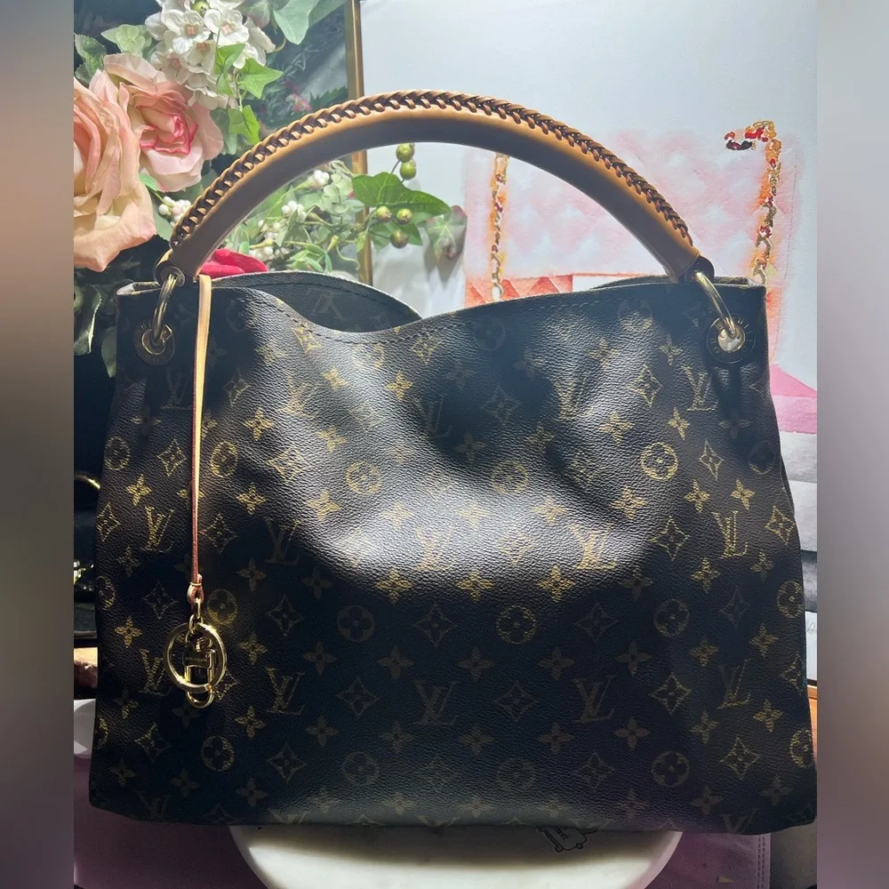 LOUIS VUITTON ARTSY MM MONOGRAM The Sophisticated Hobo With A Boho Twist… - Picture 7 of 17